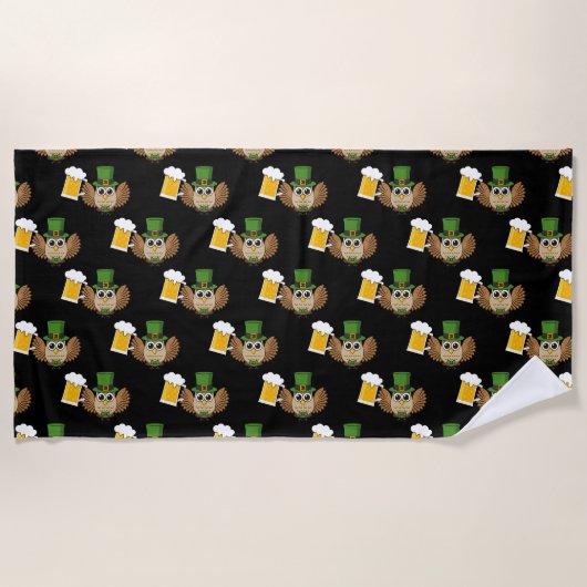 Owl Drinking Beer St Patrick's Day Pattern Strandtuch (Vorderseite)
