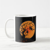 Owl hat zu Halloween-Tasse Hexenfliegen. Kaffeetasse (Links)