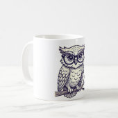 Owl mit Tiny Reading Brillen auf einer Zweignieder Kaffeetasse (Vorderseite Links)