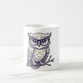 Owl mit Tiny Reading Brillen auf einer Zweignieder Kaffeetasse (Mittel)