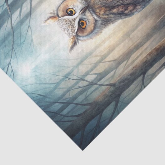 Owl Sitting on a Large Branch in the Misty Forest Seidenpapier (Ausschnitt)