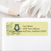 Owl ~ Stallhuhn, die auf einem Blätterbaum-Zweig s (Insitu)