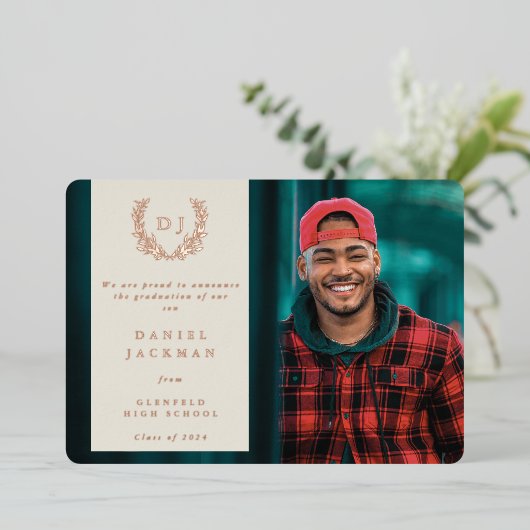 Oyster Monogram + Laurel Abschluss Ankündigung (Stehend vorne)