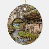 Ozarks Wasserfall unter Brücke Keramik Ornament (Links)