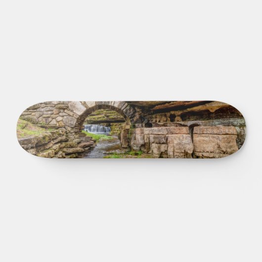 Ozarks Wasserfall unterhalb der Brücke Skateboard (Horizontal)