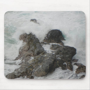Ozean, der auf den Felsen bricht Mousepad