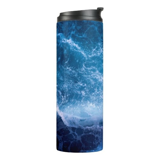 Ozean - Dunkle blaue Waves Thermosbecher (Nach links gedreht)