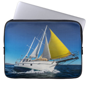 Ozean-Segeln in einer Yacht Laptopschutzhülle