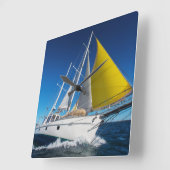 Ozean-Segeln in einer Yacht Quadratische Wanduhr (Winkel)