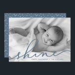 Ozean | Shine Script Hanukkah Foto Feiertagskarte<br><div class="desc">Mit diesen schicken Hanukkah-Fotokarten können Sie Ihre Lieblings-Vollblutkarten mit horizontalem oder landschaftsorientiertem Foto teilen. "Shine" erscheint in eleganter Schrift-Typografie als schiefer blauer Text-Overlay. Personalisieren Sie mit Ihren Namen und das Jahr am Ende. Karten wechseln zu einem passenden Smokblau mit einem schneebedeckten Overlay.</div>