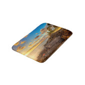 Ozean-Sonnenuntergang über Felsen und Palme | Badematte (Schrägansicht)