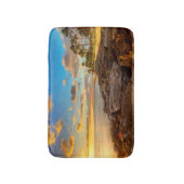 Ozean-Sonnenuntergang über Felsen und Palme | Badematte (Vorderseite Vertikal)