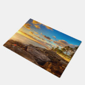 Ozean-Sonnenuntergang über Felsen und Palme | Fußmatte (Schrägansicht)