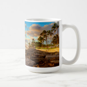 Ozean-Sonnenuntergang über Felsen und Palme   Kaffeetasse