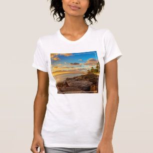 Ozean-Sonnenuntergang über Felsen und Palme T-Shirt