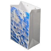 Ozean und Himmelblau Mittlere Geschenktüte (Vorderseite Schrägansicht)