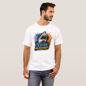 Ozean Unleashed Hai – Kühner blauer und orangener T-Shirt (Vorne ganz)