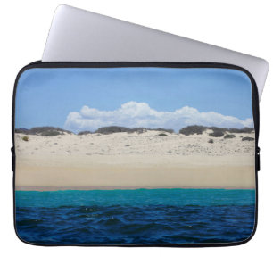 Ozean-Wellen auf Sandy-Strand unter blauem Himmel Laptopschutzhülle