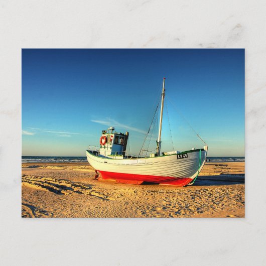 Ozeanboot am sandigen Strand Postkarte (Vorderseite)