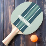 Ozeangrüne Nostalgische Kundgebung Streifen mit Na Tischtennis Schläger<br><div class="desc">Der Ocean Green Nostalgic Kundgebung Stripe mit Name Pong Paddle bringt Ihnen einen neuen Farbenstoß und eine neue Persönlichkeit. Mit fett grünen Streifen im Ozean und der Möglichkeit, es mit Ihrem Namen zu personalisieren, macht dieses Paddel eine Aussage auf dem Tisch. Das elegante, im Retro-inspiriert Design verbindet klassischen Stil mit...</div>