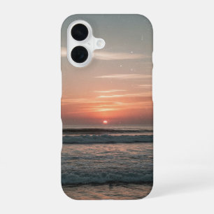 Ozeanhorizont im Vintage-Stil in der Dämmerung iPhone 16 Hülle