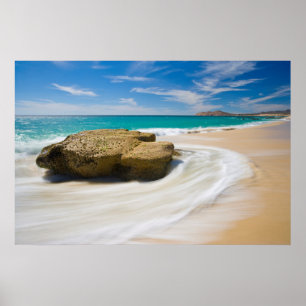 Ozeanische Gezeiten wirbeln am Strand Poster