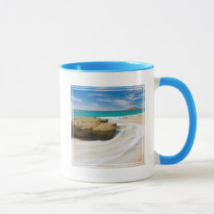 Ozeanische Gezeiten wirbeln am Strand Tasse