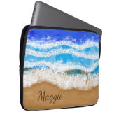 Ozeanwellen, die am Sandstrand abstürzen Laptopschutzhülle (Vorne Rechts)