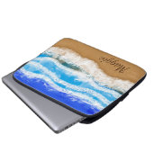 Ozeanwellen, die am Sandstrand abstürzen Laptopschutzhülle (Vorne Knopf)