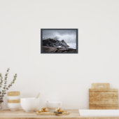 Ozeanwellen, die gegen Felsen schlagen Poster (Küche)