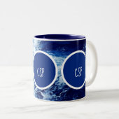 Ozeanwellen-Monogramm Zweifarbige Tasse (VorderseiteRechts)