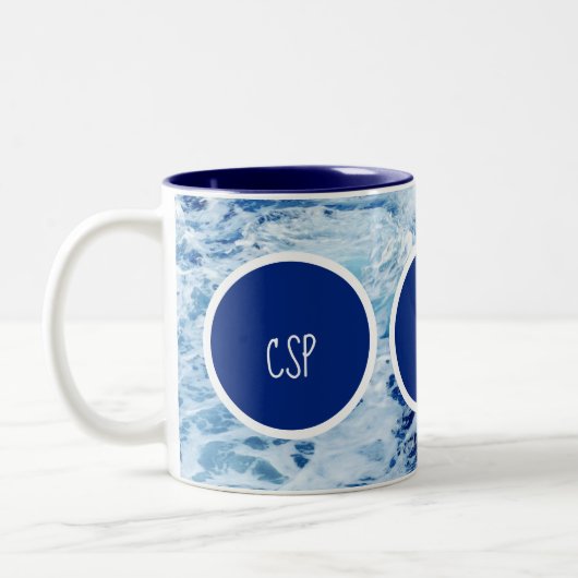 Ozeanwellen-Monogramm Zweifarbige Tasse (Links)