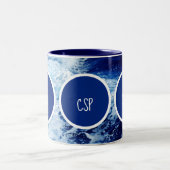 Ozeanwellen-Monogramm Zweifarbige Tasse (Mittel)