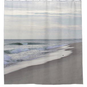 Ozeanwellen und sandiger Strand Duschvorhang