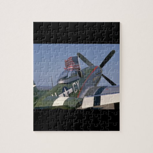 P51 Mustang, hintere Ansicht. (Flagge) _WWII Puzzle (Vertikal)