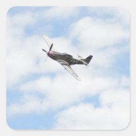 P51 Mustang im Flug Quadratischer Aufkleber