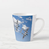 P-38 Blitze mit D-Day Streifen in Wolken Milchtasse (Rechts)