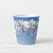 P-38 Blitze mit D-Day Streifen in Wolken Milchtasse (Vorderseite)