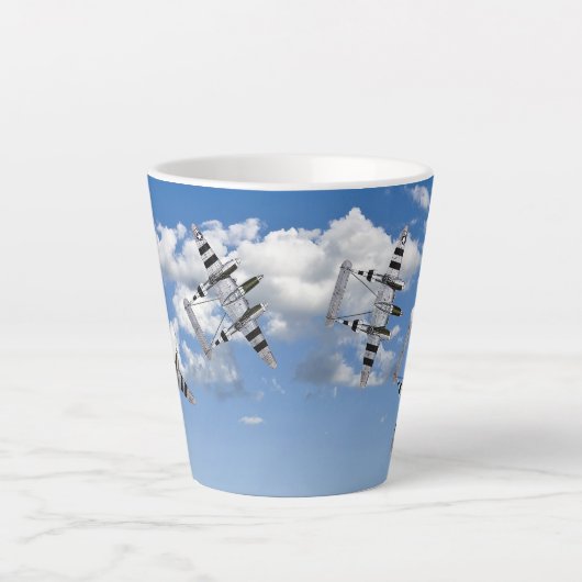 P-38 Blitze mit D-Day Streifen in Wolken Milchtasse (Vorderseite)