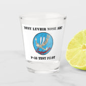 P-38 Testpilot Tony LeVier Noseart Schnapsglas (Vorderseite)