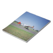 P-51 C Tuskegee Roter Schwanz Flugzeug bei der CAF Notizblock (Rotiert)