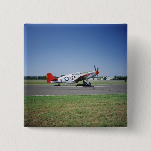P-51 C Tuskegee rotes Schwanzflugzeug an der Button (Vorderseite)