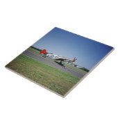 P-51 C Tuskegee rotes Schwanzflugzeug an der Fliese (Seite)