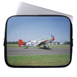 P-51 C Tuskegee rotes Schwanzflugzeug an der Laptopschutzhülle