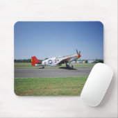 P-51 C Tuskegee rotes Schwanzflugzeug an der Mousepad (Mit Mouse)