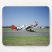 P-51 C Tuskegee rotes Schwanzflugzeug an der Mousepad (Vorne)