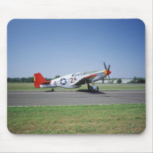 P-51 C Tuskegee rotes Schwanzflugzeug an der Mousepad