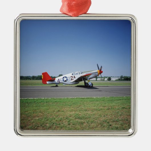 P-51 C Tuskegee rotes Schwanzflugzeug an der Silbernes Ornament (Vorne)