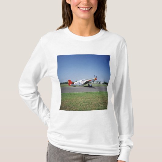 P-51 C Tuskegee rotes Schwanzflugzeug an der T-Shirt (Vorderseite)