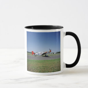 P-51 C Tuskegee rotes Schwanzflugzeug an der Tasse